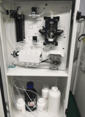 用蠕動泵在水質在線監測系統中傳輸待檢測的污水水樣